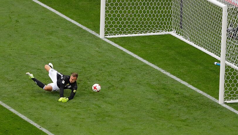 BERND LENO NOTE 5: Erlebte ein katastrophales Turnierdebüt. Beim 0:1 sah er schon schlecht aus und ließ den Ball durch seine Hände unter seinem Oberkörper ins Tor rutschen. Beim 2:3 leistete er sich dann einen Riesenbock, als er den eigentlich harmlosen Ball nicht festhalten. BERND LENO NOTE 5: Erlebte ein katastrophales Turnierdebüt. Beim 0:1 sah er schon schlecht aus und ließ den Ball durch seine Hände unter seinem Oberkörper ins Tor rutschen. Beim 2:3 leistete er sich dann einen Riesenbock, als er den eigentlich harmlosen Ball nicht festhalten.