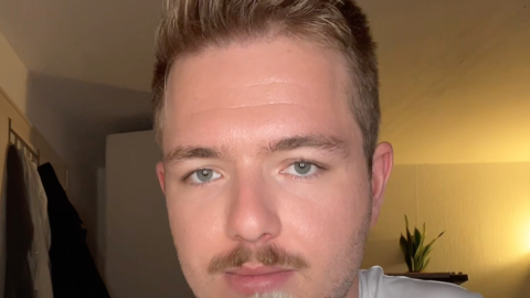 Robert Karo (28) in seinem gewohnten Setting. Beinahe täglich veröffentlicht der Münchner ein Video im Internet, in dem er über aktuelle politische oder gesellschaftliche Themen spricht. Millionen sehen und hören ihm zu. Robert Karo (28) in seinem gewohnten Setting. Beinahe täglich veröffentlicht der Münchner ein Video im Internet, in dem er über aktuelle politische oder gesellschaftliche Themen spricht. Millionen sehen und hören ihm zu.