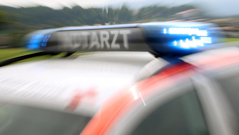 Für den Mann kam jede Hilfe zu spät. Er starb noch an der Unfallstelle (Symbolfoto). Für den Mann kam jede Hilfe zu spät. Er starb noch an der Unfallstelle (Symbolfoto).