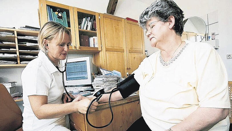 Patientin beim Blutdruckmessen in der Hausarzt-Praxis. Patientin beim Blutdruckmessen in der Hausarzt-Praxis.