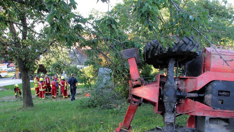 Eine umgekippte Erntemaschine liegt am Einsatzort in Bad Feilnbach. Foto: Josef Reisner Eine umgekippte Erntemaschine liegt am Einsatzort in Bad Feilnbach. Foto: Josef Reisner