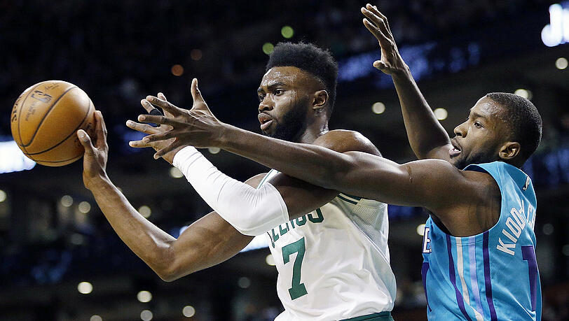 Jaylen Brown (links) von den Boston Celtics attackiert Michael Kidd-Gilchrist von den Charlotte Hornets. Jaylen Brown (links) von den Boston Celtics attackiert Michael Kidd-Gilchrist von den Charlotte Hornets.