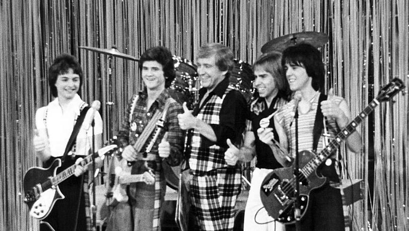 Ian Mitchell (links) mit den Bay City Rollers bei einem Auftritt in der Merv Griffin Show Ian Mitchell (links) mit den Bay City Rollers bei einem Auftritt in der Merv Griffin Show