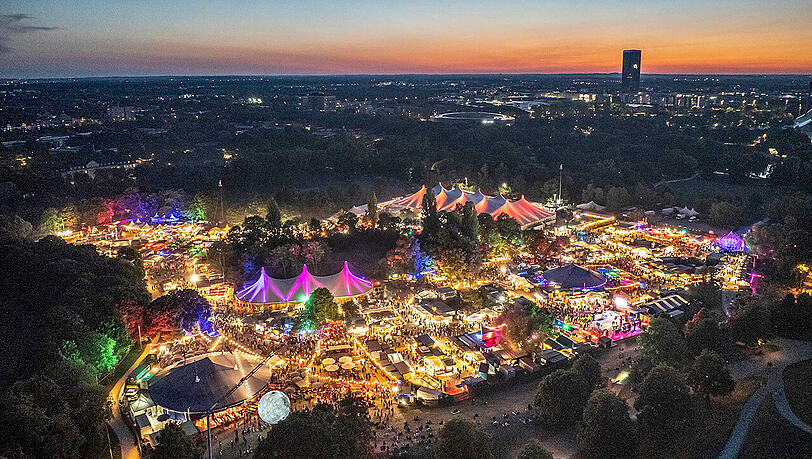 Sommer in der Stadt: Wenn die Zeltstadt am Fuße des Olympiabergs leuchtet, ist Tollwood-Zeit. Sommer in der Stadt: Wenn die Zeltstadt am Fuße des Olympiabergs leuchtet, ist Tollwood-Zeit.