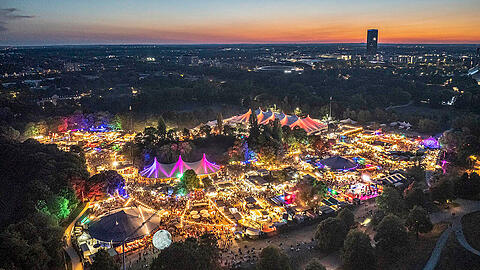 Sommer in der Stadt: Wenn die Zeltstadt am Fuße des Olympiabergs leuchtet, ist Tollwood-Zeit. Sommer in der Stadt: Wenn die Zeltstadt am Fuße des Olympiabergs leuchtet, ist Tollwood-Zeit.