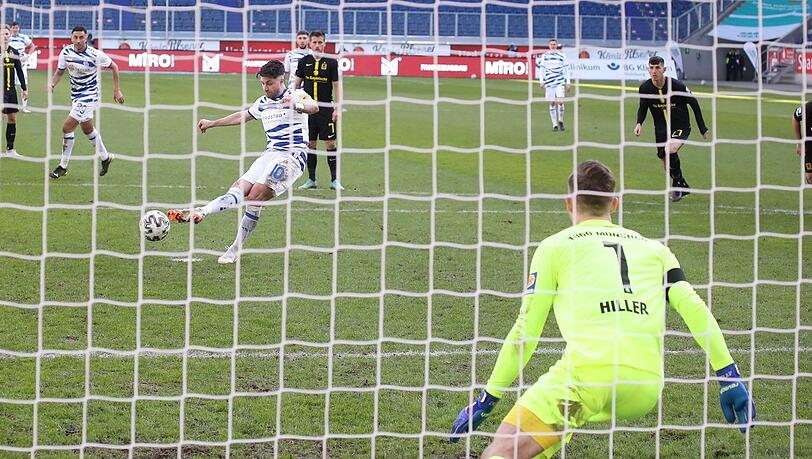 Die spielentscheidende Szene: Ex-Löwe Moritz Stoppelkamp trifft per Elfmeter zum 1:0-Sieg des MSV Duisburg gegen 1860. Die spielentscheidende Szene: Ex-Löwe Moritz Stoppelkamp trifft per Elfmeter zum 1:0-Sieg des MSV Duisburg gegen 1860.