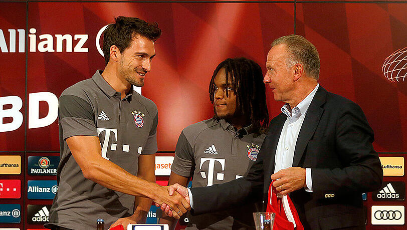 Mats Hummels (l.) und Renato Sanches (m.) wurden am Samstag offiziell vorgestellt. Mats Hummels (l.) und Renato Sanches (m.) wurden am Samstag offiziell vorgestellt.