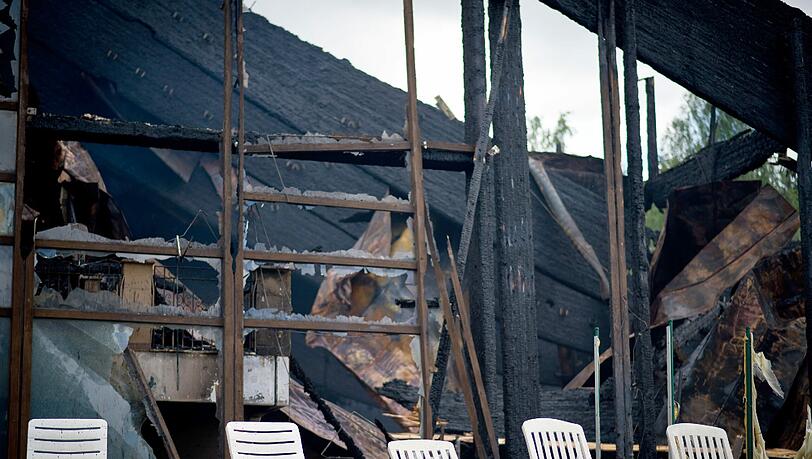 Dabei brennt die Therme vollständig nieder, es entstand ein Sachschaden in Millionenhöhe. Die rund 200 Gäste, die sich bei Ausbruch des Feuers in dem Bad mit angebauter Saunalandschaft aufhalten, können rechtzeitig ins Freie flüchten. Dabei brennt die Therme vollständig nieder, es entstand ein Sachschaden in Millionenhöhe. Die rund 200 Gäste, die sich bei Ausbruch des Feuers in dem Bad mit angebauter Saunalandschaft aufhalten, können rechtzeitig ins Freie flüchten.