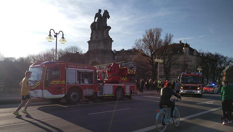 An der Wittelsbacherbrücke kam erneut eine Person zu Fall. An der Wittelsbacherbrücke kam erneut eine Person zu Fall.