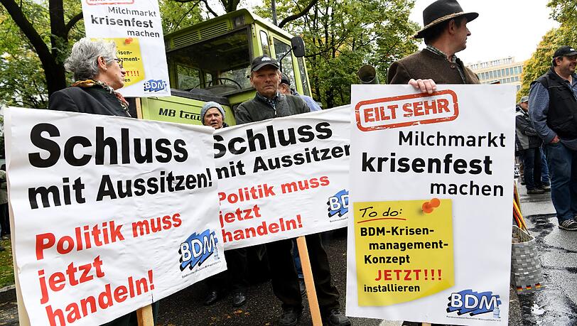 Die Landwirte demonstrieren gegen den Milchpulver-Haufen – und setzen in den Koalitionsverhandlungen ihre Hoffnungen auf Horst Seehofer. Die Landwirte demonstrieren gegen den Milchpulver-Haufen – und setzen in den Koalitionsverhandlungen ihre Hoffnungen auf Horst Seehofer.
