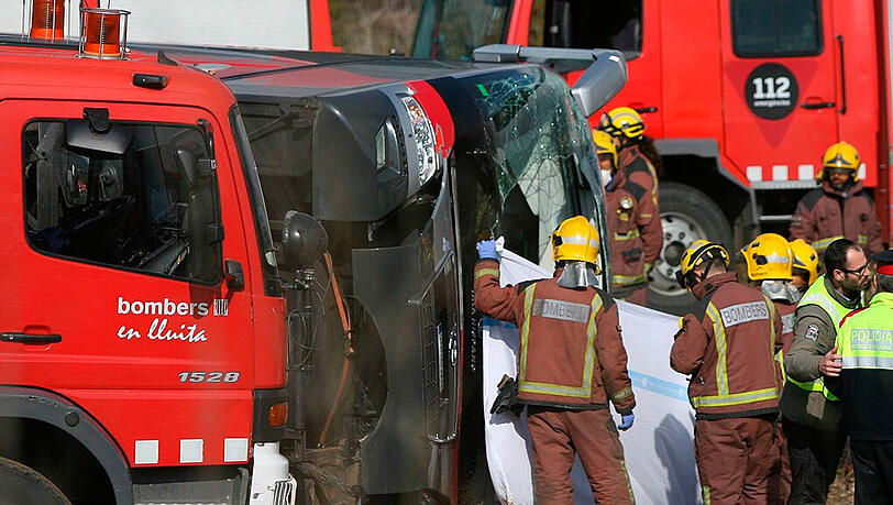 Rettungskräfte der Feuerwehr holen Verletzte und bergen Tote aus dem Wrack des verunglückten Busses im Nordosten Spaniens. Die Bilder vom Unfallort. Rettungskräfte der Feuerwehr holen Verletzte und bergen Tote aus dem Wrack des verunglückten Busses im Nordosten Spaniens. Die Bilder vom Unfallort.