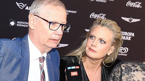 Günther Jauch und Barbara Schöneberger: Das ist über ihre Finanzen bekannt. Günther Jauch und Barbara Schöneberger: Das ist über ihre Finanzen bekannt.