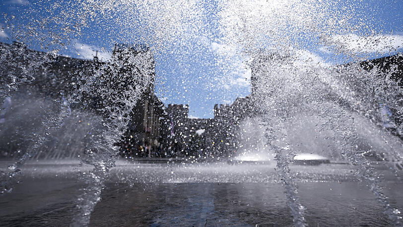 Der Springbrunnen am Karlsplatz (Stachus) ist eine beliebte Wasserstelle in München. Der Springbrunnen am Karlsplatz (Stachus) ist eine beliebte Wasserstelle in München.