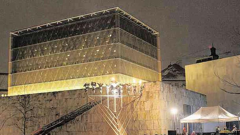 Lichterzauber am Jakobsplatz, wenn der große Chanukka-Leuchter entzündet wird. Lichterzauber am Jakobsplatz, wenn der große Chanukka-Leuchter entzündet wird.