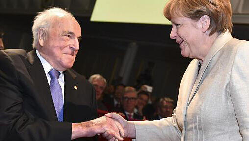 Bundeskanzlerin Angela Merkel und Helmut Kohl bei einer ihrer letzten Begegnungen. Bundeskanzlerin Angela Merkel und Helmut Kohl bei einer ihrer letzten Begegnungen.