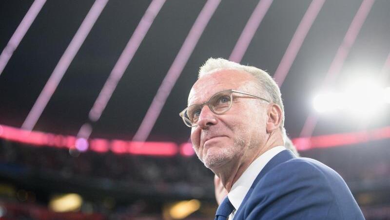 Karl-Heinz Rummenigge, Vorstandschef vom FC Bayern München, steht vor Spielbeginn am Spielfeldrand in der Allianz-Arena. Foto: Matthias Balk Karl-Heinz Rummenigge, Vorstandschef vom FC Bayern München, steht vor Spielbeginn am Spielfeldrand in der Allianz-Arena. Foto: Matthias Balk