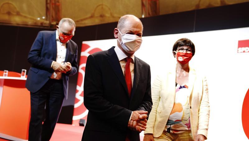 Bundesfinanzminister Olaf Scholz (M) nach seiner Vorstellung als Kanzlerkandidat der SPD durch die Parteichefs Norbert Walter-Borjans (l) und Saskia Esken. Bundesfinanzminister Olaf Scholz (M) nach seiner Vorstellung als Kanzlerkandidat der SPD durch die Parteichefs Norbert Walter-Borjans (l) und Saskia Esken.