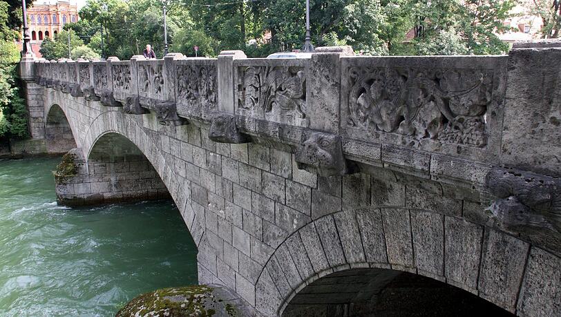 Die Steinsdorfstraße zwischen Maximiliansbrücke (im Bild) und Ludwigsbrücke ist ab Freitag, 12 Uhr, bis Montag, 5 Uhr, komplett gesperrt. Die Steinsdorfstraße zwischen Maximiliansbrücke (im Bild) und Ludwigsbrücke ist ab Freitag, 12 Uhr, bis Montag, 5 Uhr, komplett gesperrt.