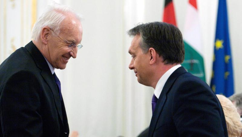 Edmund Stoiber (l) und Viktor Orban schütteln sich die Hand. Foto: Szilard Koszticsak/epa/dpa/Archivbild Edmund Stoiber (l) und Viktor Orban schütteln sich die Hand. Foto: Szilard Koszticsak/epa/dpa/Archivbild