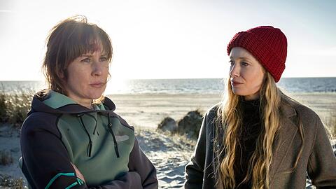 "Der Dänemark-Krimi: Die Tote in den Dünen": Kommissarin Frida Olsen (Katharina Heyer, r.) und die verletzte Polizistin Ida Sörensen (Marlene Morreis) am Tatort in den Dünen. "Der Dänemark-Krimi: Die Tote in den Dünen": Kommissarin Frida Olsen (Katharina Heyer, r.) und die verletzte Polizistin Ida Sörensen (Marlene Morreis) am Tatort in den Dünen.