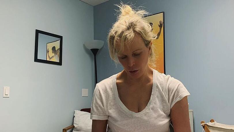 Kim Basinger liest ihrer Tochter bei einem Arztbesuch vor Kim Basinger liest ihrer Tochter bei einem Arztbesuch vor